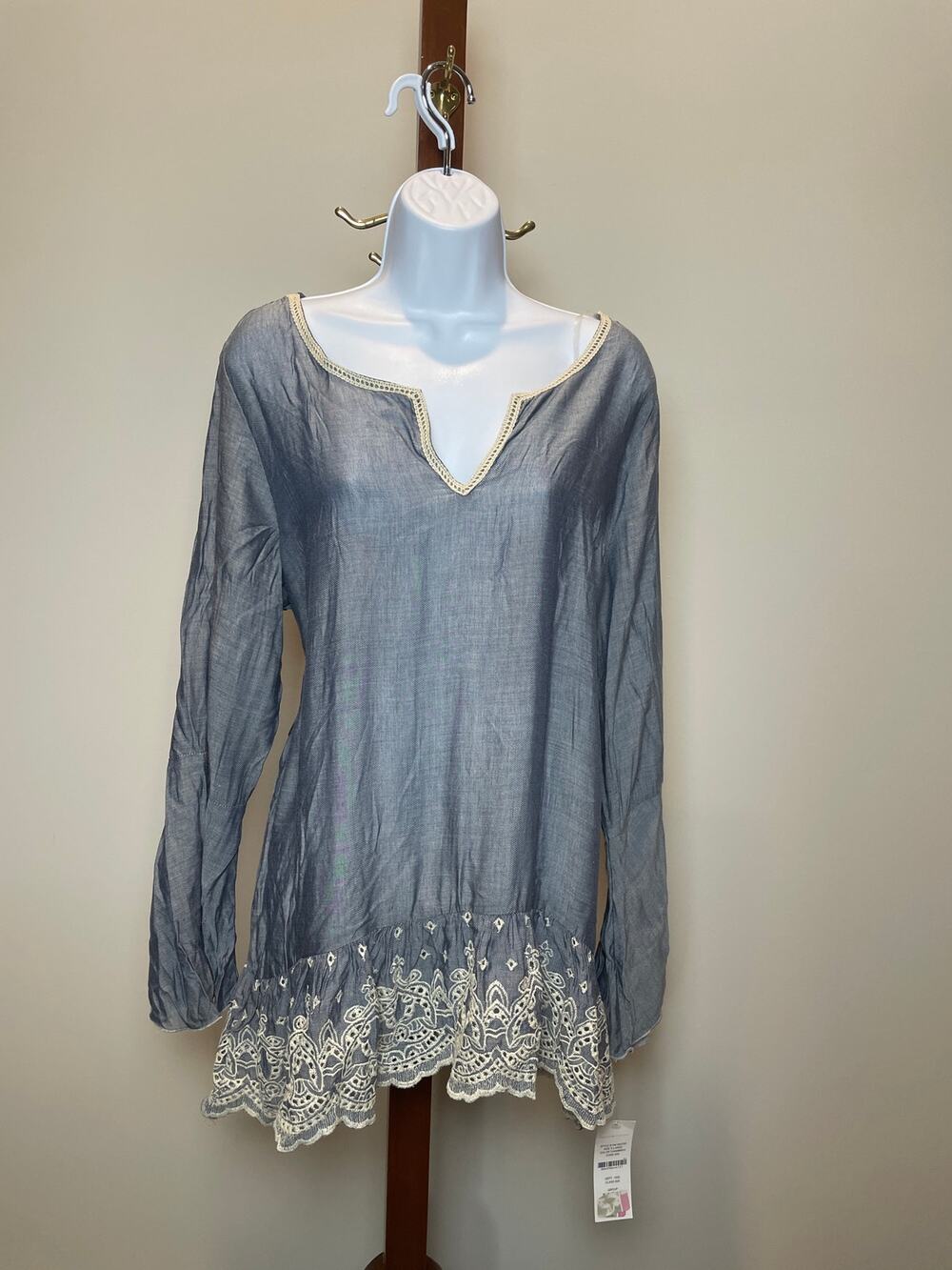 Signature Studio Embroidered Ruffle Trim Top Size XL Cream New With Tag